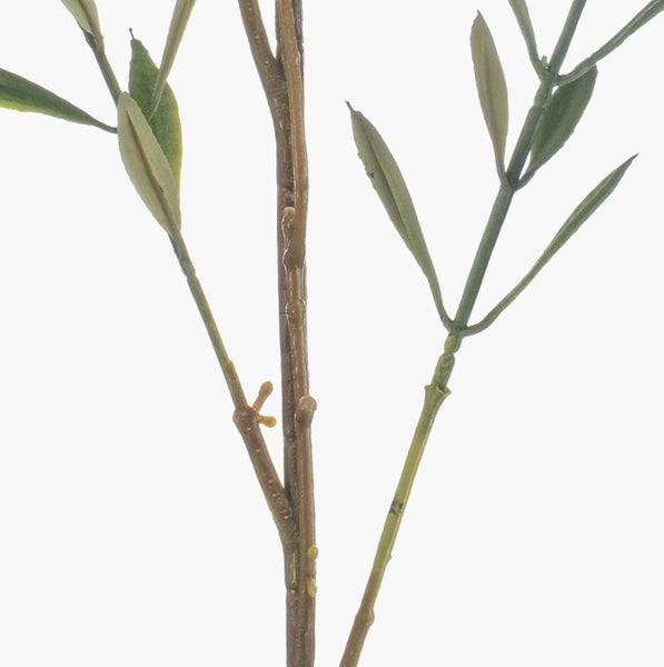 Künstliche weiße Rosen mit grünen Blättern und Stielen.