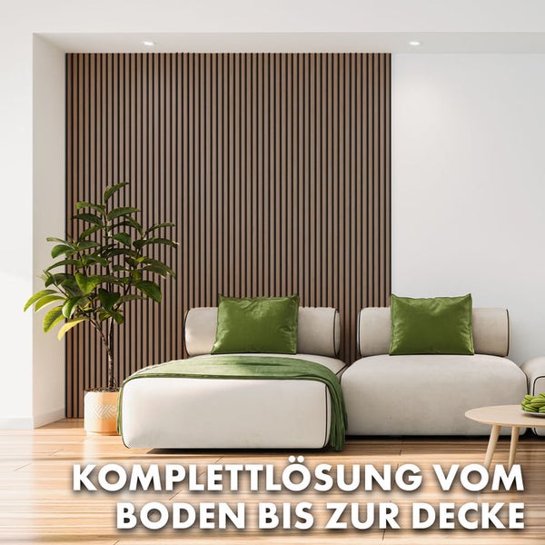 Wohnzimmer mit Holzpaneelwand, Sofa und Zimmerpflanze