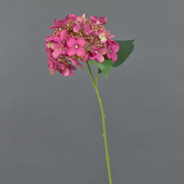 Nahaufnahme einer künstlichen Hortensie mit pinkfarbenen Textilblüten und feinen Knospen.