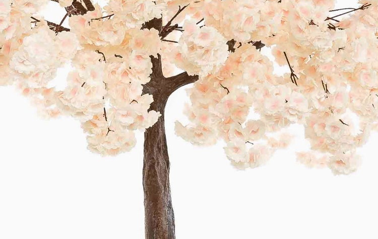 Künstlicher blühender Baum mit strukturiertem braunem Stamm und dichten hellrosa Blütenclustern.