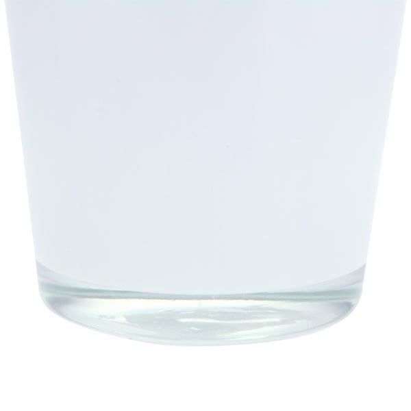 Transluzentes weißes Glasgefäß mit dickem, klarem Boden.