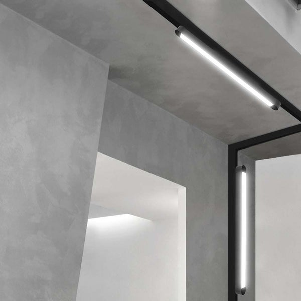 Raum mit installiertem Schienensystem und linearen LED-Leuchten für flexible Beleuchtung