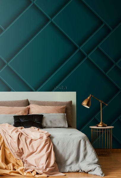 Schlafzimmer mit Bett, Nachttisch und Wand mit geometrischem Muster