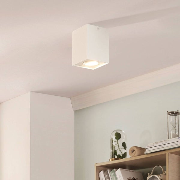 Quadratische Deckenleuchte im Innenraum