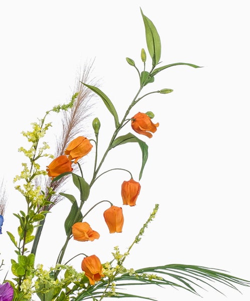 Künstliches Blumengesteck mit rosa Rosen, blauen Blüten und dekorativen Gräsern.
