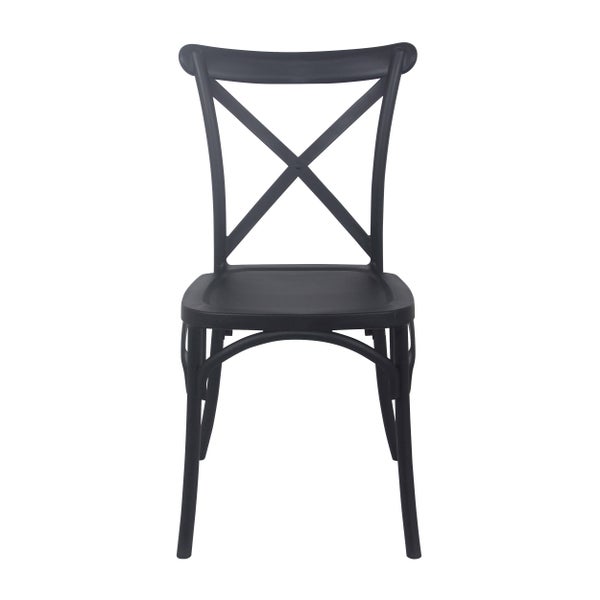 Schwarzer Bistrostuhl aus Kunststoff mit Kreuzrückenlehne.