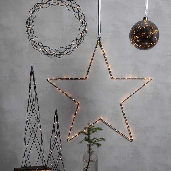 Dekorative Szene mit LED-Leuchten in Kreis-, Stern-, Kugel- und Baumform