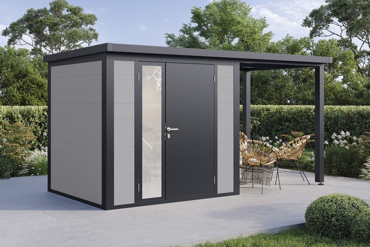 Modernes Metallgerätehaus mit integriertem Seitendach, Tür mit Glaseinsatz und Flachdach in einem Garten auf einer Terrasse.