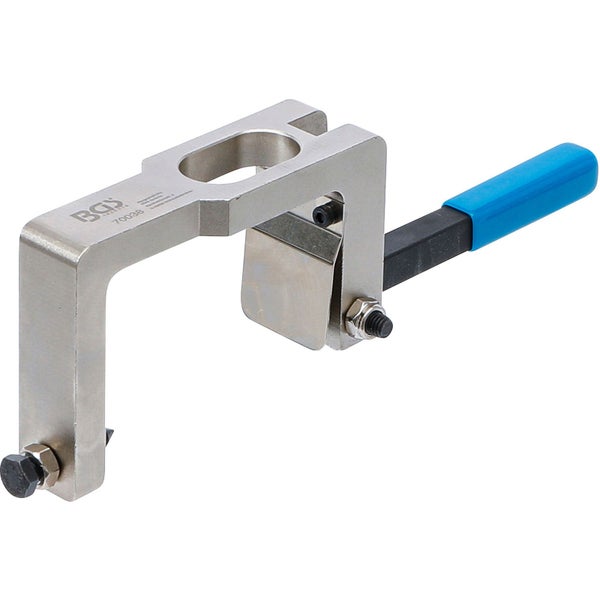 Handwerker bohrt mit einer Akku-Bohrmaschine in ein Metallgehäuse