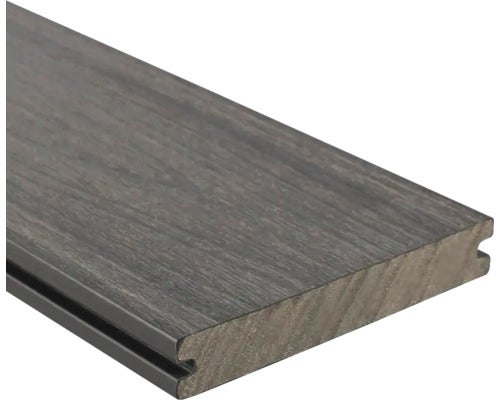 Graue Terrassendiele aus Holz-Kunststoff-Verbundwerkstoff mit strukturierter Holzoptik und seitlicher Nut.