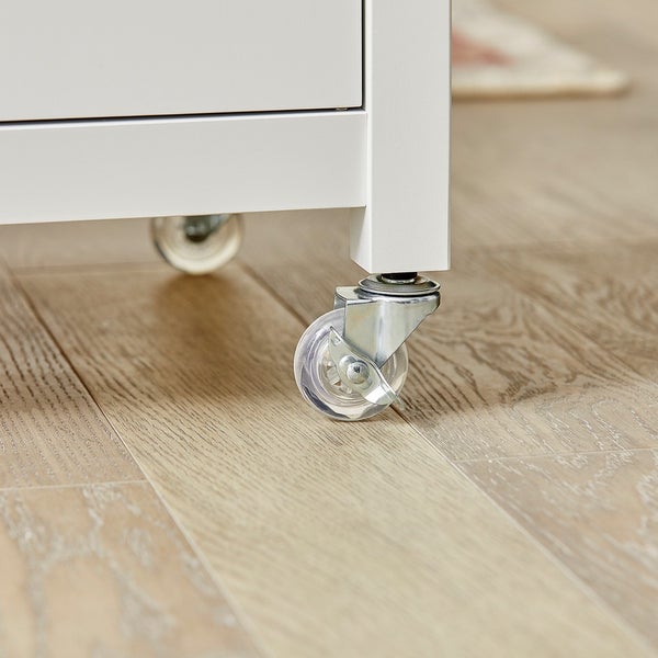 Detailaufnahme von Möbelrollen an einem Möbelstück