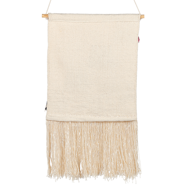 Crémefarbener Wandbehang aus gewebtem Textil mit langen Fransen und Holzstab.
