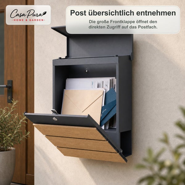 Casa Pura Logo und Wandbriefkasten mit geöffneter Frontklappe zur einfachen Postentnahme an einer Hauswand montiert.