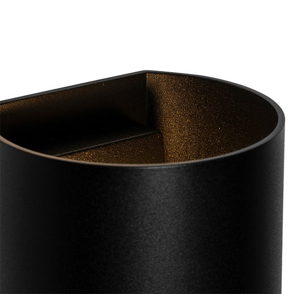 Detailaufnahme einer schwarzen Wandleuchte