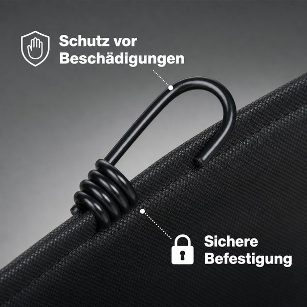 Detailaufnahme eines Spannhakens an einer Abdeckplane mit Hinweisen zu Schutz vor Beschädigungen und sicherer Befestigung.