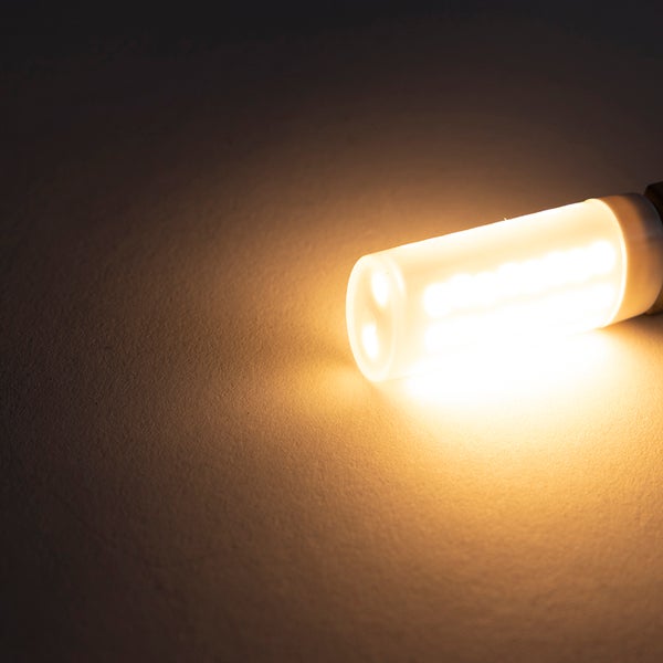 Leuchtendes, zylindrisches LED-Leuchtmittel mit warmweißem Licht.