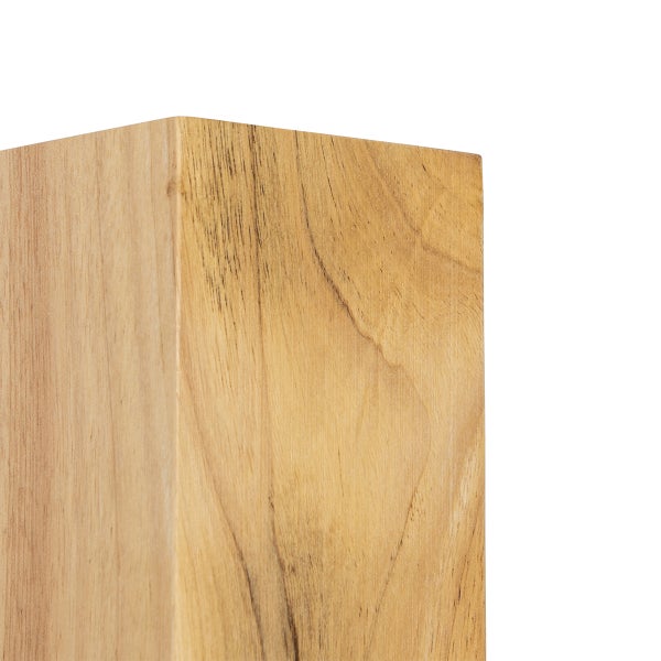 Ein massiver Holzbalken mit erkennbarer Maserung als Konstruktionsholz für den Innenausbau.