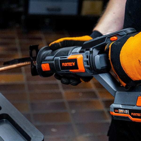 Fuchsschwanzsäge von Fuxtec im Einsatz beim Sägen eines Rohres