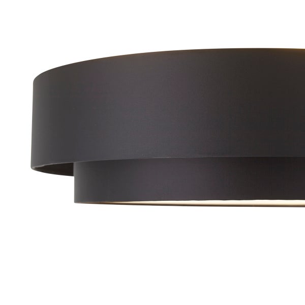 Nahaufnahme einer schwarzen, zweistufigen zylindrischen Deckenleuchte mit matter Oberfläche.