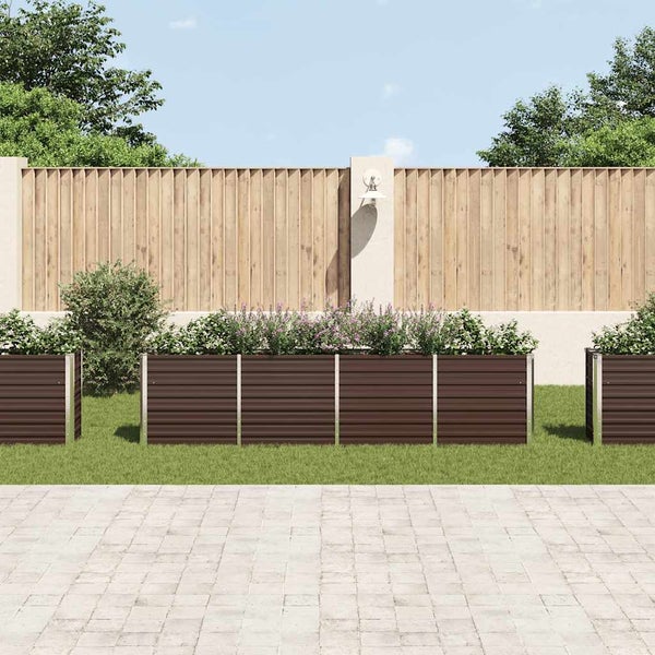 Gartenszene mit erhöhten Pflanzkästen vor einem Holzzaun