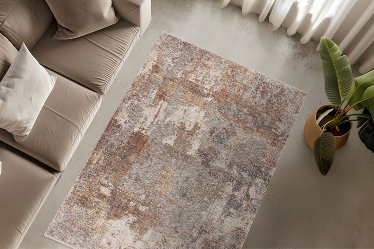 Moderner rechteckiger Webteppich mit abstraktem Vintage Muster vor einem Sofa im Wohnzimmer.
