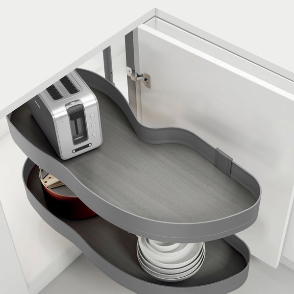 Schwenkauszug für Eckschränke mit zwei Ablageflächen in Holzoptik, bestückt mit Toaster, Topf und Tellern in einem organisierten Schrank.