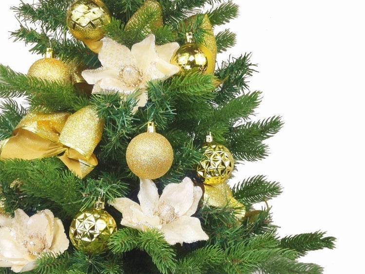 Weihnachtsbaum geschmückt mit glänzenden und glitzernden Kugeln sowie künstlichen Blumen als Christbaumschmuck.