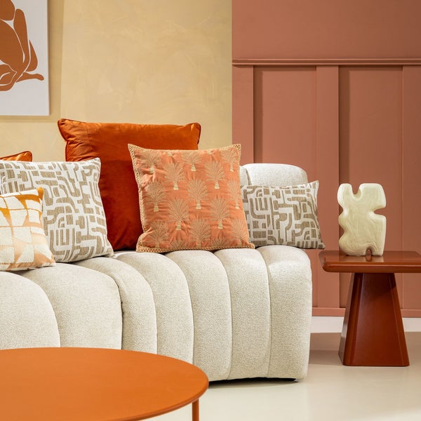 Wohnzimmer mit Sofa, Zierkissen und Beistelltischen für eine gemütliche Atmosphäre