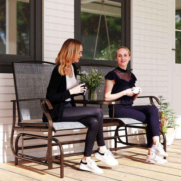 2-Sitzer Garten-Schaukelbank mit integriertem Mitteltisch, Metallgestell und grauem Textilgewebe auf einer Holzterrasse.