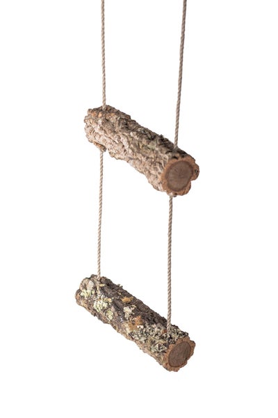 Hängeleiter für Kleintiere aus Naturholz mit Rinde und Seilaufhängung.