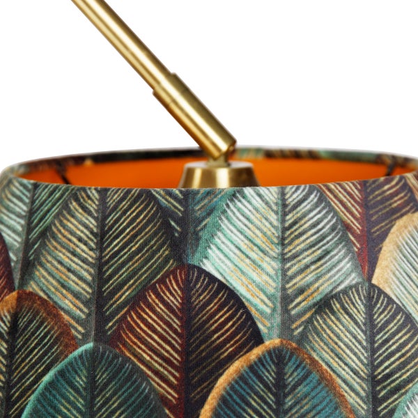 Detailansicht eines Lampenschirms aus Samt mit buntem Blattmuster, oranger Innenseite und goldfarbenem Metallgelenk.