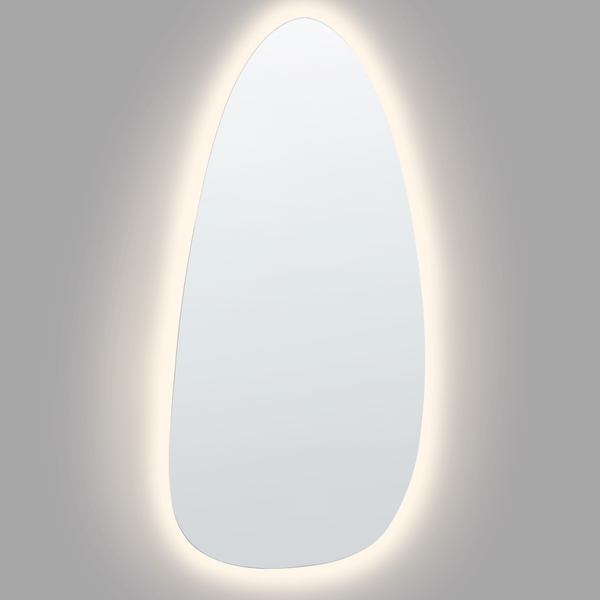 Asymmetrischer Wandspiegel mit integrierter LED-Hintergrundbeleuchtung und organischer Form.