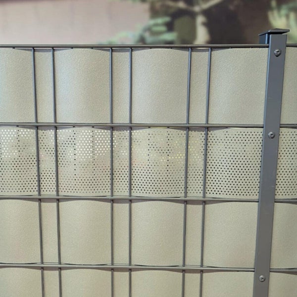 Nahaufnahme eines Doppelstabmattenzauns mit Sichtschutzelementen.