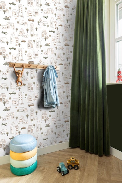 Kinderzimmer mit Tapete mit Häuser-, Auto- und Flugzeugmuster, Holzgarderobe, Spielzeug und grünem Vorhang