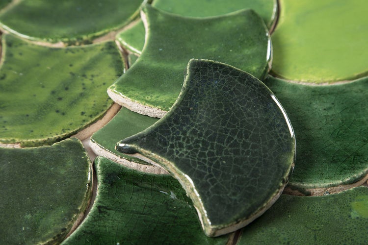 Nahaufnahme von grünen Mosaikfliesen in Fächerform