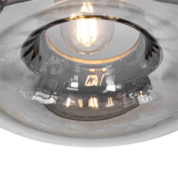 Nahaufnahme einer Glaspendelleuchte mit Glühbirne