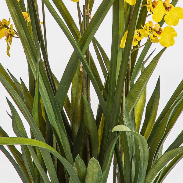 Künstlicher Orchideenzweig mit weißen Blüten und grünen Knospen.