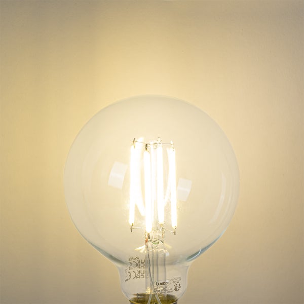 LED-Filament-Leuchtmittel Globe G95 mit E27-Sockel aus klarem Glas, leuchtend.