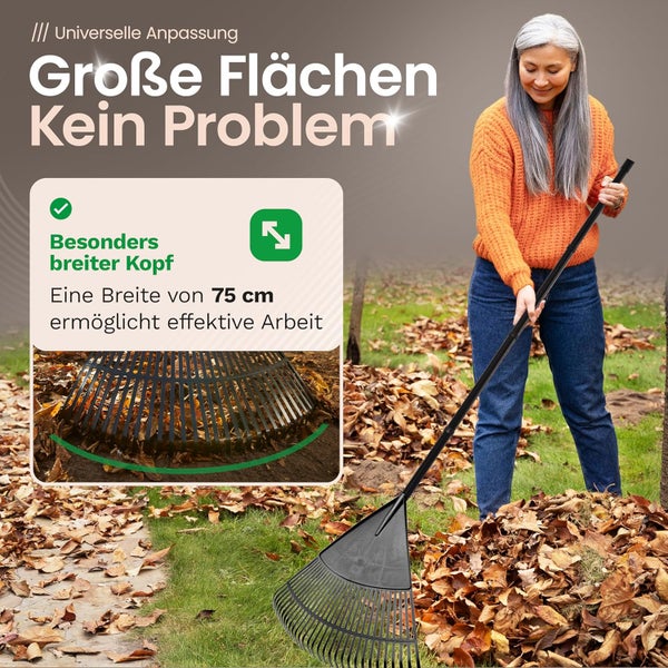 Frau harkt Herbstlaub im Garten mit einem 75 Zentimeter breiten Laubbesen zusammen.