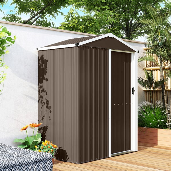 Gartenstuhl mit Metallrahmen und Textilbespannung auf regennasser Terrasse. 120 Kilogramm Tragfähigkeit und rutschfeste Fußpolster.