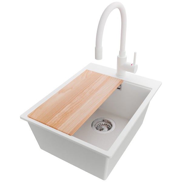 Spüle mit Schneidebrett und Armatur