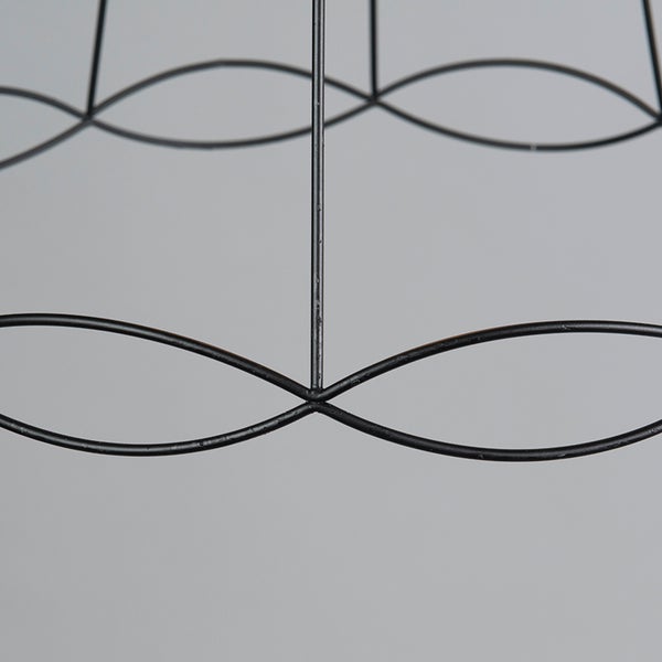 Detailansicht eines schwarzen Lampenschirms aus Metall