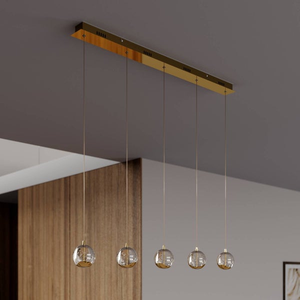 Moderne 5-flammige Pendelleuchte mit rechteckiger Deckenhalterung in Messing und fünf Glaskugeln mit strukturierten Details.