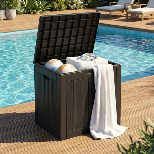 Dunkelgraue Gartenbox mit Holzstruktur und offenem Deckel, befüllt mit Poolzubehör auf einer Holzterrasse neben einem Swimmingpool.