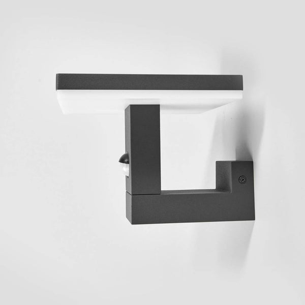 Anthrazitfarbene Außenwandleuchte mit Bewegungsmelder aus Metall und Kunststoff in modernem eckigem Design.