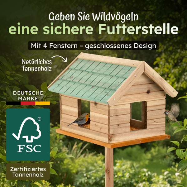 Vogelhaus aus Tannenholz mit vier Fenstern und geschlossener Bauweise auf einem Holzständer mit FSC Zertifizierung.