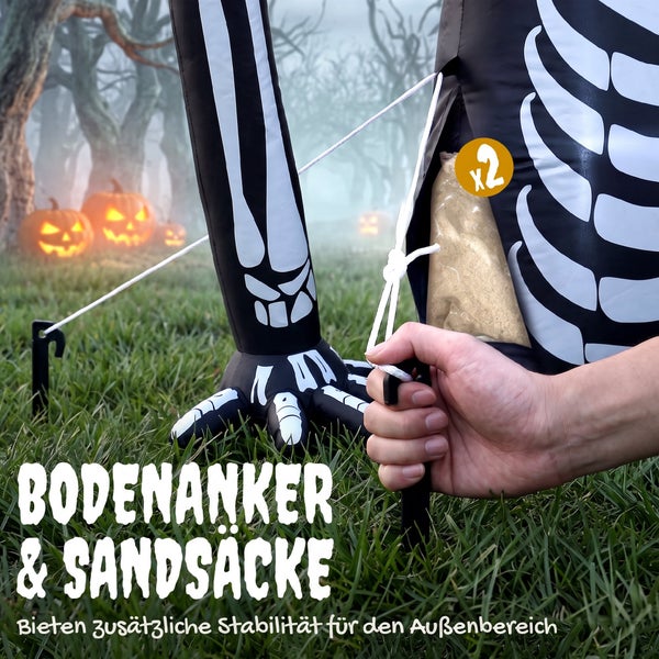 Aufblasbare Skelettdekoration mit Bodenankern und Sandsäcken zur Befestigung im Außenbereich für zusätzliche Stabilität.