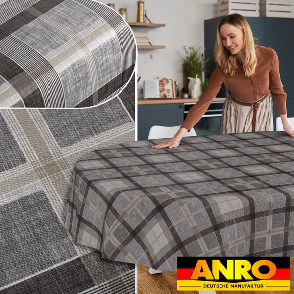 Eine Frau breitet eine ovale Tischdecke mit Karomuster in einer Küche aus. Inklusive Detailansichten der Stoffstruktur und ANRO Logo.