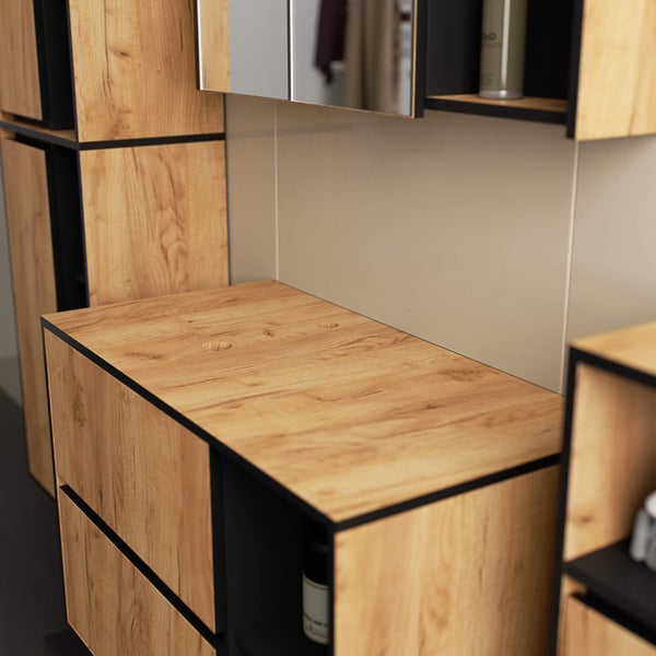 Badezimmermöbel mit Holzdekor und schwarzen Akzenten