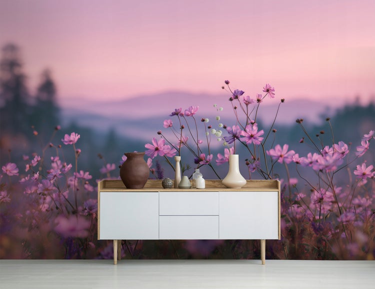 Dekoriertes Sideboard vor einer Fototapete mit Blumenmuster.